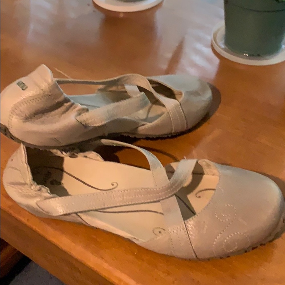 Ahnu Karma Leather Flat Slip on woman’s sz 8